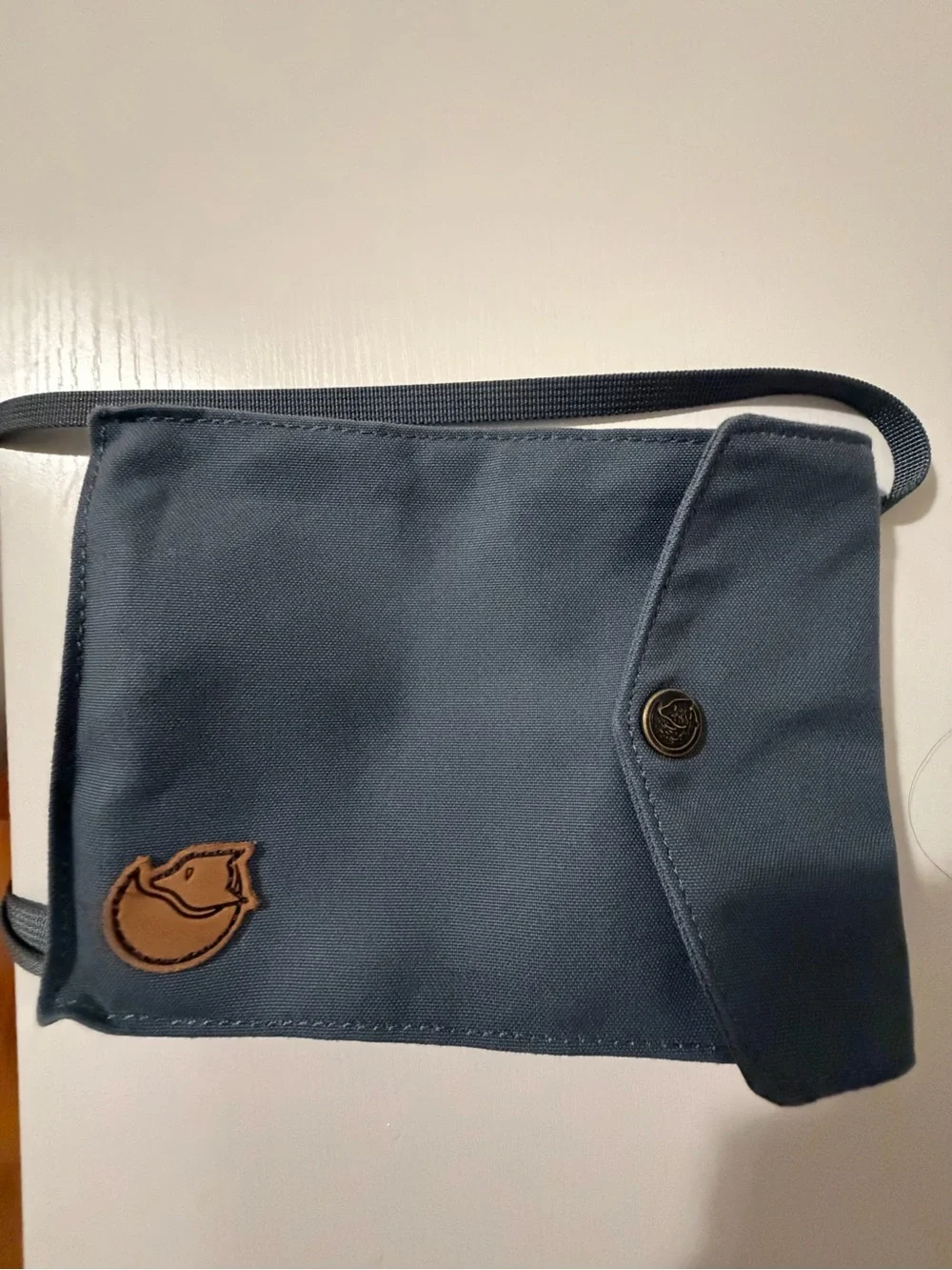 Unisex Grey Kånken Phone Pouch Crossbody Bag